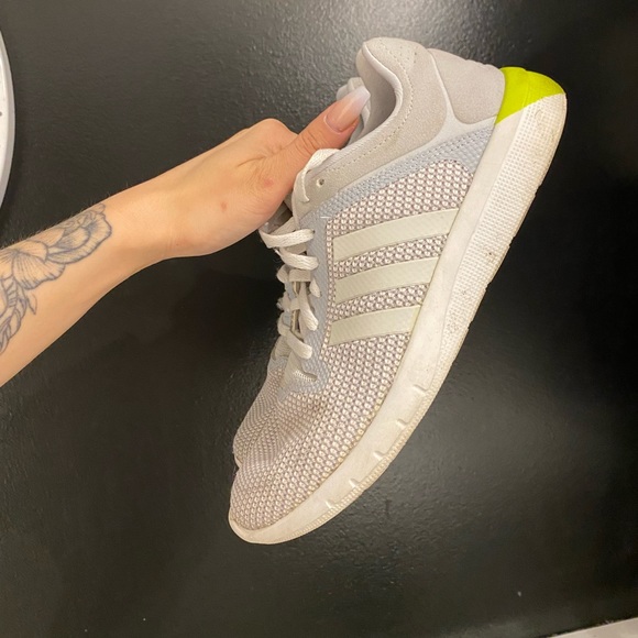 ADIDAS SNEAKERS SZ 6 - Picture 2 of 5